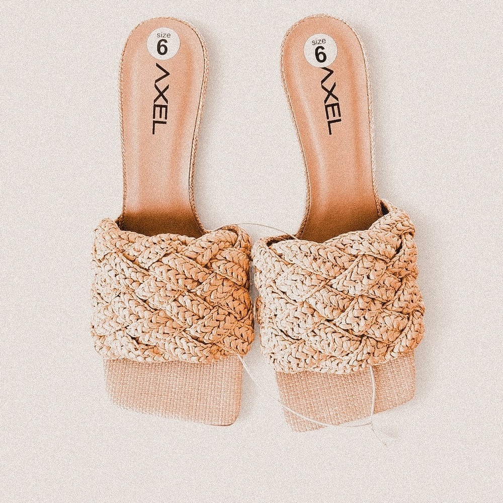 Axel tan nude straw woven square toe heeled slip on sandals sz 6 women
